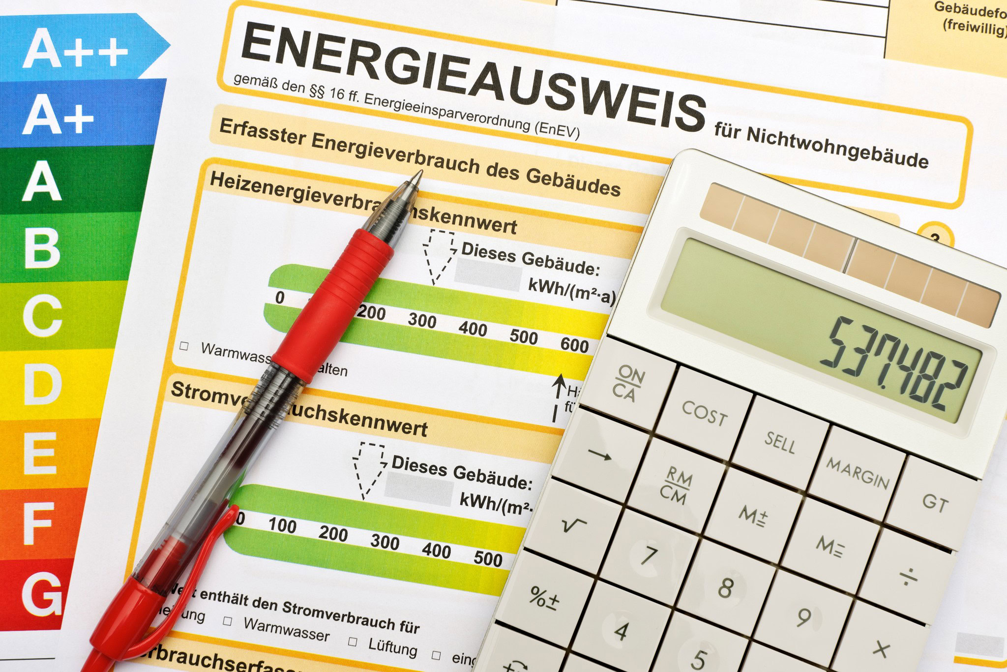 Energieausweis mit einem Taschenrechner und einem Kugelschreiber