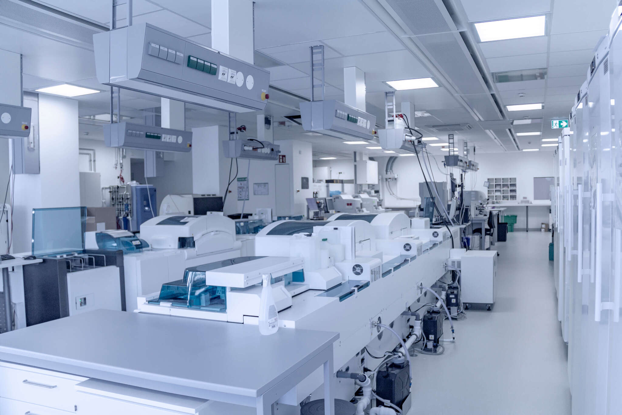 Medizinisches Labor mit verschiedenen Anlagen und Beleuchtung