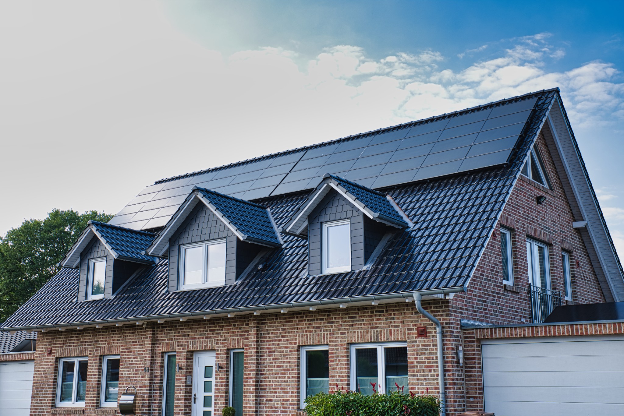 Energieeffizientes Einfamilienhaus mit Photovoltaikanlage auf dem Dach und moderner Dämmung der Gebäudehülle