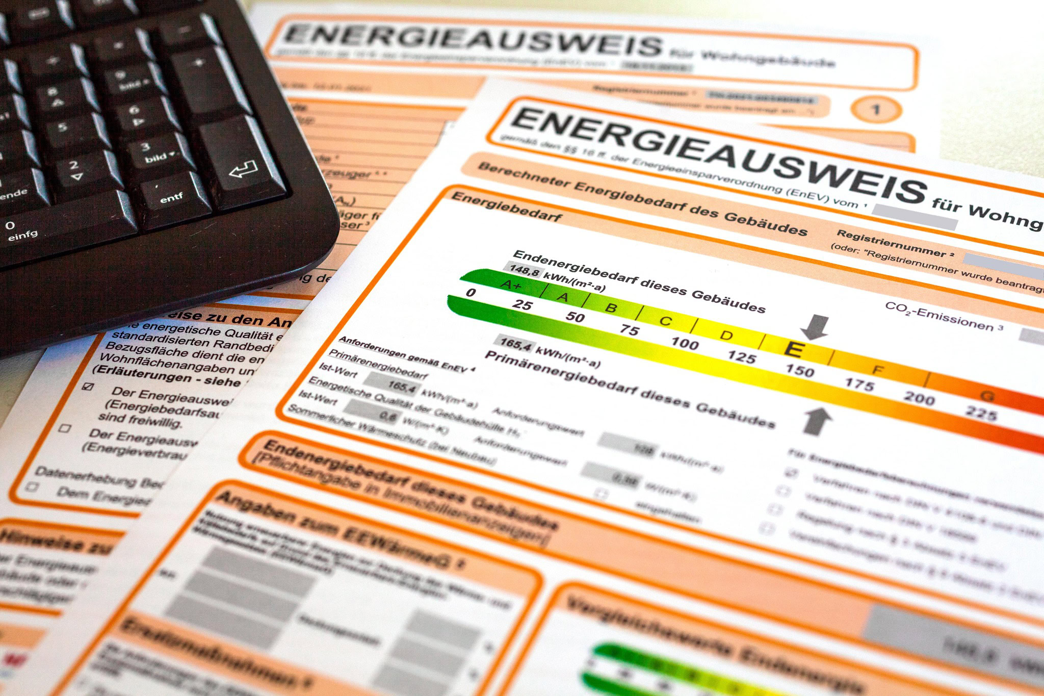 Die Energieeffizienzklasse Ihres Gebäudes findet sich unter anderem im Energieausweis.