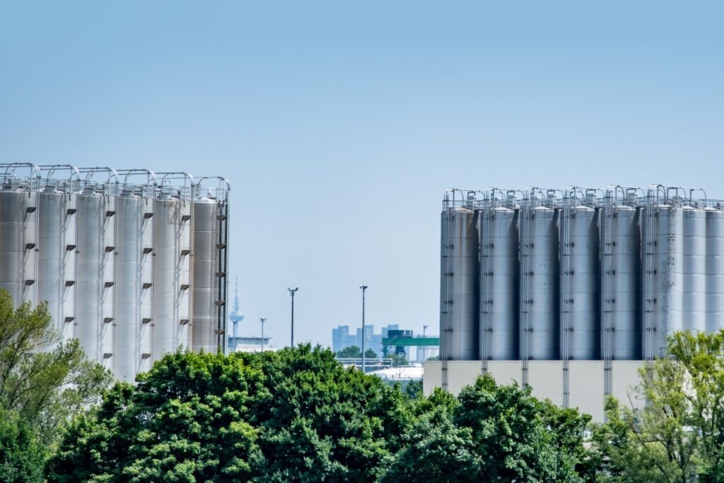 Industriebetrieb mit großem Energiebedarf – Blick auf mehrere Produktionssilos als potenzieller Anwendungsfall für ein Energiemanagementsystem nach ISO 50001