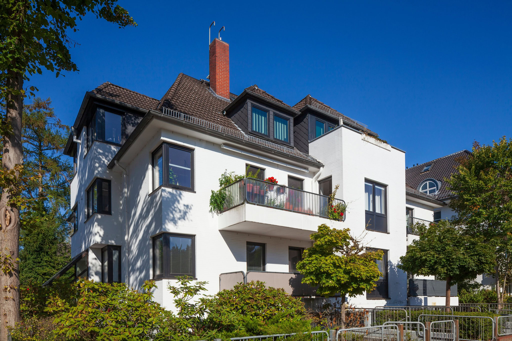 Mehrfamilienhaus mit Balkon und Garten