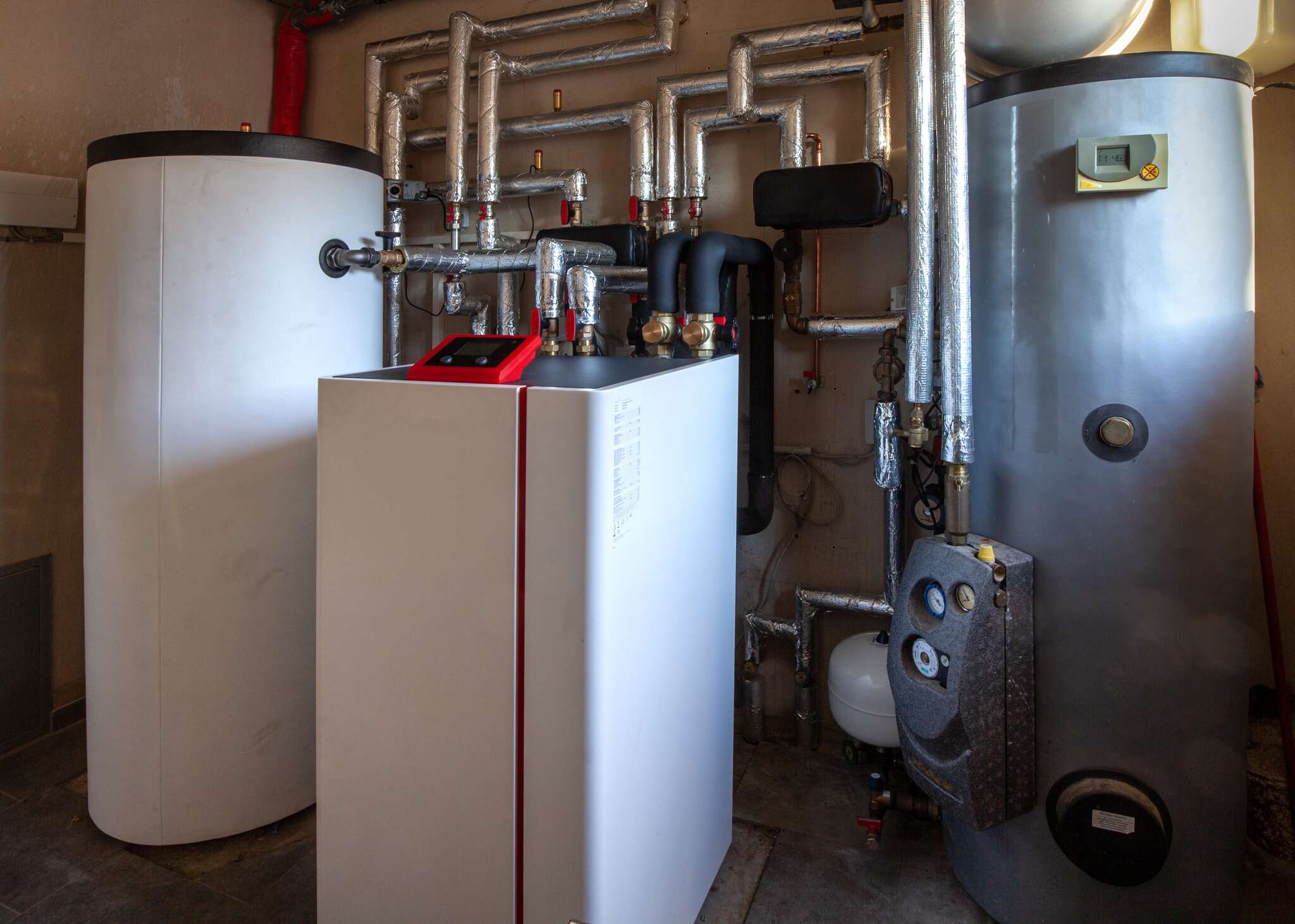 Wärmepumpe mit angeschlossenem Warmwasserbehälter und Pufferspeicher